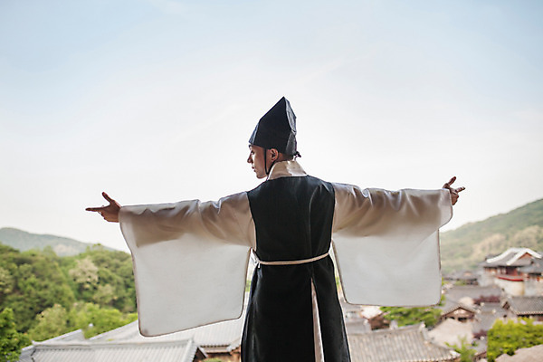 포토 JPG 주간 한국전통 남자 한명 서기 상반신 20대 성인 야외 뒷모습 한국인 한복 조선시대 과거 성인남자한명만 사극 유생 유생복 국내포토 갓모자 자연요소 모자_잡화 1 전통 뷰포인트 컨셉 모션 전통소품 한국 사람 동양인 청년 역사 전통의상 선비 남자한명만 성인남자만 파일형식