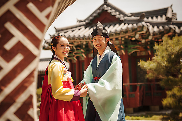 포토 JPG 주간 한국전통 커플 여자 남자 데이트 사랑 미소 상반신 20대 성인 야외 두명 옆모습 손잡기 한국인 한복 조선시대 과거 도령 아씨 성인만 사극 국내포토 자연요소 전통 감정 뷰포인트 컨셉 관계 모션 한국 표정 사람 동양인 청년 역사 전통의상 신분 파일형식