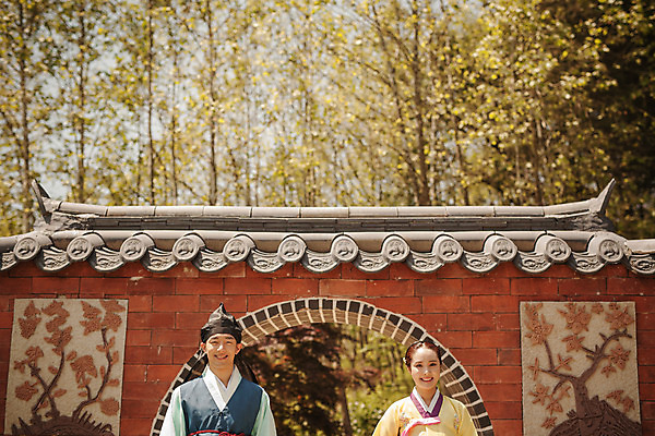 포토 JPG 주간 한국전통 커플 여자 남자 데이트 한국건축 사랑 서기 미소 상반신 20대 성인 야외 두명 앞모습 한국인 한복 조선시대 과거 도령 아씨 성인만 사극 국내포토 자연요소 전통 건축 감정 뷰포인트 컨셉 관계 모션 한국 표정 사람 동양인 청년 역사 전통의상 신분 파일형식