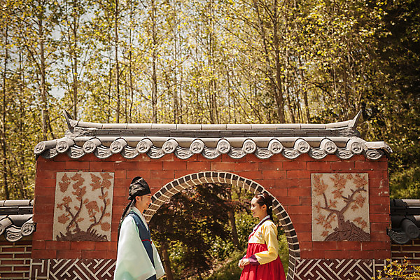 포토 JPG 주간 한국전통 커플 여자 남자 데이트 사랑 서기 상반신 20대 성인 야외 두명 옆모습 마주보기 한국인 한복 조선시대 과거 도령 아씨 성인만 사극 국내포토 자연요소 전통 감정 뷰포인트 컨셉 관계 모션 한국 사람 동양인 청년 역사 전통의상 신분 파일형식