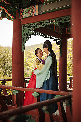 포토 JPG 주간 전신 한국전통 커플 여자 남자 데이트 한국건축 사랑 서기 20대 성인 야외 두명 옆모습 한국인 한복 조선시대 정자 과거 도령 아씨 성인만 사극 국내포토 자연요소 전통 건축물 건축 감정 뷰포인트 컨셉 관계 모션 한국 사람 동양인 청년 역사 전통의상 신분 파일형식