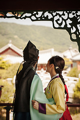 포토 JPG 주간 한국전통 커플 응시 여자 남자 데이트 포옹 사랑 서기 상반신 20대 성인 야외 두명 뒷모습 한국인 한복 조선시대 정자 과거 댕기머리 도령 아씨 성인만 사극 국내포토 자연요소 전통 헤어스타일 건축물 시선 감정 뷰포인트 컨셉 관계 안기 모션 한국 사람 동양인 청년 역사 전통의상 신분 파일형식