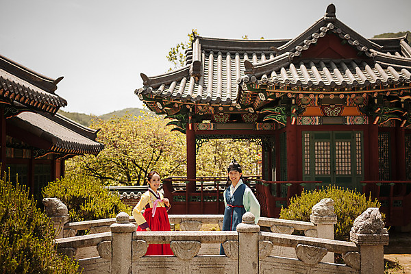 포토 JPG 주간 한국전통 커플 여자 남자 데이트 한국건축 사랑 서기 상반신 20대 성인 야외 두명 옆모습 한국인 한복 조선시대 과거 돌다리 도령 아씨 성인만 사극 국내포토 자연요소 전통 건축 감정 뷰포인트 컨셉 관계 모션 한국 사람 동양인 청년 다리_건축물 역사 전통의상 신분 파일형식