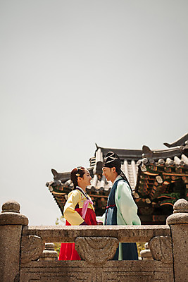 포토 JPG 주간 한국전통 커플 여자 남자 데이트 한국건축 사랑 서기 상반신 20대 성인 야외 두명 옆모습 마주보기 한국인 한복 조선시대 과거 돌다리 도령 아씨 성인만 사극 국내포토 자연요소 전통 건축 감정 뷰포인트 컨셉 관계 모션 한국 사람 동양인 청년 다리_건축물 역사 전통의상 신분 파일형식