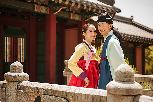 포토 JPG 주간 한국전통 커플 여자 남자 데이트 한국건축 사랑 서기 미소 상반신 20대 성인 야외 두명 옆모습 마주보기 한국인 한복 조선시대 과거 돌다리 도령 아씨 성인만 사극 국내포토 자연요소 전통 건축 감정 뷰포인트 컨셉 관계 모션 한국 표정 사람 동양인 청년 다리_건축물 역사 전통의상 신분 파일형식