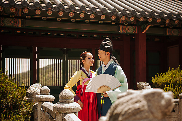 포토 JPG 주간 한국전통 커플 여자 남자 데이트 한국건축 사랑 서기 미소 들기 상반신 20대 성인 야외 두명 앞모습 한국인 부채 한복 조선시대 과거 돌다리 도령 아씨 성인만 사극 국내포토 자연요소 전통 건축 감정 뷰포인트 컨셉 관계 모션 한국 표정 사람 동양인 청년 다리_건축물 역사 전통의상 신분 파일형식