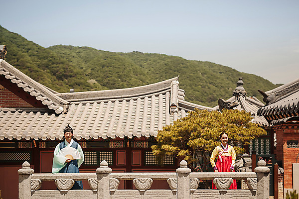 포토 JPG 주간 한국전통 커플 여자 남자 데이트 한국건축 사랑 서기 들기 상반신 20대 성인 야외 두명 앞모습 한국인 부채 한복 조선시대 과거 돌다리 도령 아씨 성인만 사극 국내포토 자연요소 전통 건축 감정 뷰포인트 컨셉 관계 모션 한국 사람 동양인 청년 다리_건축물 역사 전통의상 신분 파일형식