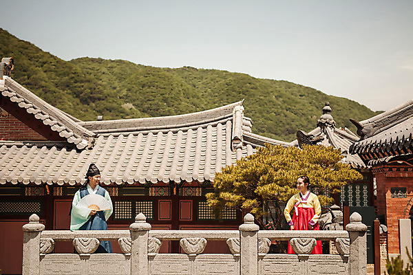 포토 JPG 주간 한국전통 커플 여자 남자 데이트 한국건축 사랑 서기 들기 상반신 20대 성인 야외 두명 앞모습 한국인 부채 한복 조선시대 과거 돌다리 도령 아씨 성인만 사극 국내포토 자연요소 전통 건축 감정 뷰포인트 컨셉 관계 모션 한국 사람 동양인 청년 다리_건축물 역사 전통의상 신분 파일형식