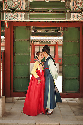 포토 JPG 주간 전신 한국전통 커플 여자 남자 데이트 한국건축 포옹 사랑 서기 20대 성인 야외 두명 옆모습 문 다정 한국인 잡기 한복 조선시대 과거 도령 아씨 성인만 사극 국내포토 자연요소 전통 건축 감정 뷰포인트 컨셉 관계 안기 모션 한국 사람 동양인 청년 역사 전통의상 신분 파일형식
