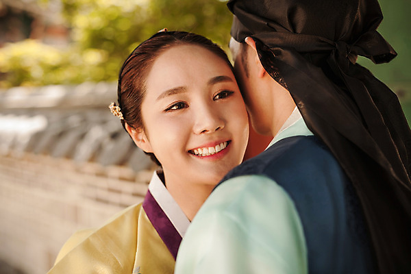 포토 JPG 주간 한국전통 커플 여자 남자 데이트 포옹 사랑 서기 미소 상반신 20대 성인 야외 두명 앞모습 뒷모습 다정 한국인 한복 조선시대 과거 도령 아씨 성인만 사극 국내포토 자연요소 전통 감정 뷰포인트 컨셉 관계 안기 모션 한국 표정 사람 동양인 청년 역사 전통의상 신분 파일형식