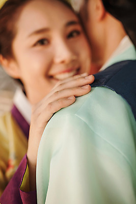 포토 JPG 주간 한국전통 커플 여자 남자 데이트 포옹 사랑 서기 미소 상반신 20대 성인 야외 두명 앞모습 뒷모습 다정 한국인 한복 조선시대 과거 도령 아씨 성인만 사극 국내포토 자연요소 전통 감정 뷰포인트 컨셉 관계 안기 모션 한국 표정 사람 동양인 청년 역사 전통의상 신분 파일형식