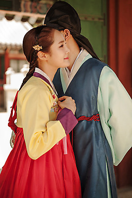 포토 JPG 주간 한국전통 커플 여자 남자 데이트 한국건축 포옹 사랑 서기 상반신 20대 성인 야외 두명 옆모습 다정 한국인 한복 조선시대 과거 도령 아씨 성인만 사극 국내포토 자연요소 전통 건축 감정 뷰포인트 컨셉 관계 안기 모션 한국 사람 동양인 청년 역사 전통의상 신분 파일형식