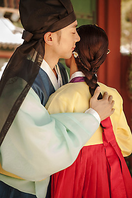 포토 JPG 주간 한국전통 커플 여자 남자 데이트 한국건축 포옹 사랑 서기 상반신 20대 성인 야외 두명 앞모습 뒷모습 다정 한국인 한복 조선시대 과거 댕기머리 도령 아씨 성인만 사극 국내포토 자연요소 전통 헤어스타일 건축 감정 뷰포인트 컨셉 관계 안기 모션 한국 사람 동양인 청년 역사 전통의상 신분 파일형식