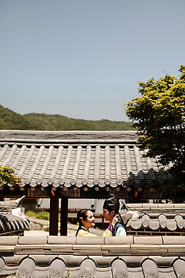 포토 JPG 주간 한국전통 커플 여자 남자 데이트 한국건축 포옹 사랑 서기 상반신 20대 성인 야외 두명 옆모습 다정 한국인 한복 조선시대 과거 도령 아씨 성인만 기와담장 사극 국내포토 자연요소 전통 건축 감정 뷰포인트 컨셉 관계 안기 모션 한국 기와 사람 동양인 청년 담장 역사 전통의상 신분 파일형식
