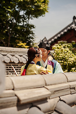 포토 JPG 주간 한국전통 커플 여자 남자 데이트 한국건축 포옹 사랑 서기 상반신 20대 성인 야외 두명 뒷모습 다정 한국인 한복 조선시대 과거 댕기머리 도령 아씨 성인만 기와담장 사극 국내포토 자연요소 전통 헤어스타일 건축 감정 뷰포인트 컨셉 관계 안기 모션 한국 기와 사람 동양인 청년 담장 역사 전통의상 신분 파일형식