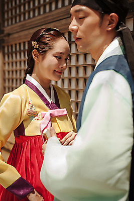 포토 JPG 주간 한국전통 커플 여자 남자 데이트 한국건축 창문 사랑 서기 상반신 20대 성인 야외 두명 앞모습 옆모습 다정 한국인 한복 조선시대 과거 도령 아씨 성인만 사극 국내포토 자연요소 전통 건축 감정 뷰포인트 컨셉 관계 모션 한국 사람 동양인 청년 역사 전통의상 신분 파일형식