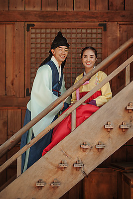 포토 JPG 주간 한국전통 커플 여자 남자 데이트 한국건축 사랑 서기 미소 앉기 상반신 20대 성인 야외 두명 옆모습 다정 한국인 한복 조선시대 과거 도령 나무계단 아씨 성인만 사극 국내포토 자연요소 전통 건축 감정 뷰포인트 컨셉 관계 모션 한국 표정 사람 동양인 청년 계단 역사 전통의상 신분 파일형식