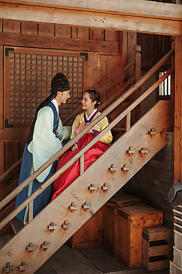 포토 JPG 주간 전신 한국전통 커플 여자 남자 데이트 한국건축 사랑 서기 앉기 20대 성인 야외 두명 옆모습 다정 한국인 한복 조선시대 과거 도령 나무계단 아씨 성인만 사극 국내포토 자연요소 전통 건축 감정 뷰포인트 컨셉 관계 모션 한국 사람 동양인 청년 계단 역사 전통의상 신분 파일형식