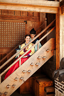 포토 JPG 주간 한국전통 커플 여자 남자 데이트 한국건축 사랑 앉기 상반신 20대 성인 야외 두명 옆모습 다정 한국인 한복 조선시대 과거 도령 나무계단 아씨 성인만 사극 국내포토 자연요소 전통 건축 감정 뷰포인트 컨셉 관계 모션 한국 사람 동양인 청년 계단 역사 전통의상 신분 파일형식