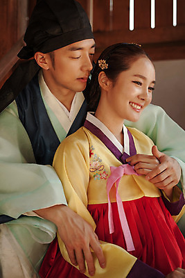 포토 JPG 주간 한국전통 커플 여자 남자 데이트 한국건축 안기 사랑 미소 앉기 상반신 20대 성인 야외 두명 옆모습 다정 한국인 한복 조선시대 과거 백허그 도령 나무계단 아씨 성인만 사극 국내포토 자연요소 전통 건축 감정 뷰포인트 컨셉 관계 모션 포옹 한국 표정 사람 동양인 청년 계단 역사 전통의상 신분 파일형식