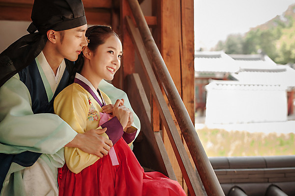 포토 JPG 주간 한국전통 커플 여자 남자 데이트 한국건축 안기 사랑 미소 앉기 상반신 20대 성인 야외 두명 옆모습 다정 한국인 한복 조선시대 과거 백허그 도령 나무계단 아씨 성인만 사극 국내포토 자연요소 전통 건축 감정 뷰포인트 컨셉 관계 모션 포옹 한국 표정 사람 동양인 청년 계단 역사 전통의상 신분 파일형식