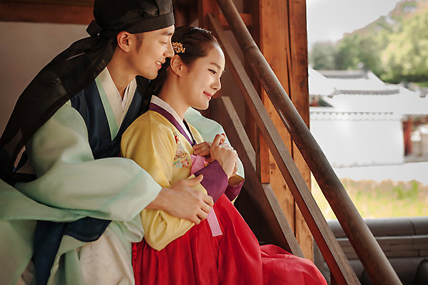 포토 JPG 주간 한국전통 커플 여자 남자 데이트 한국건축 안기 사랑 미소 앉기 상반신 20대 성인 야외 두명 옆모습 다정 한국인 한복 조선시대 과거 백허그 도령 나무계단 아씨 성인만 사극 국내포토 자연요소 전통 건축 감정 뷰포인트 컨셉 관계 모션 포옹 한국 표정 사람 동양인 청년 계단 역사 전통의상 신분 파일형식