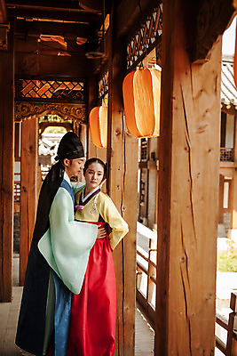 포토 JPG 주간 한국전통 커플 여자 남자 데이트 한국건축 포옹 사랑 서기 상반신 20대 성인 야외 두명 옆모습 다정 한국인 한복 조선시대 과거 도령 아씨 성인만 사극 국내포토 자연요소 전통 건축 감정 뷰포인트 컨셉 관계 안기 모션 한국 사람 동양인 청년 역사 전통의상 신분 파일형식