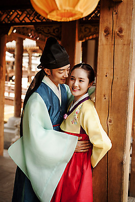 포토 JPG 주간 한국전통 커플 여자 남자 데이트 한국건축 포옹 사랑 서기 상반신 20대 성인 야외 두명 옆모습 다정 한국인 한복 조선시대 과거 도령 아씨 성인만 사극 국내포토 자연요소 전통 건축 감정 뷰포인트 컨셉 관계 안기 모션 한국 사람 동양인 청년 역사 전통의상 신분 파일형식
