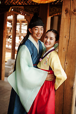 포토 JPG 주간 한국전통 커플 여자 남자 데이트 한국건축 포옹 사랑 서기 상반신 20대 성인 야외 두명 옆모습 다정 한국인 한복 조선시대 과거 도령 아씨 성인만 사극 국내포토 자연요소 전통 건축 감정 뷰포인트 컨셉 관계 안기 모션 한국 사람 동양인 청년 역사 전통의상 신분 파일형식