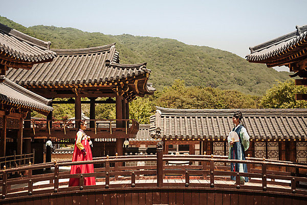 포토 JPG 주간 전신 한국전통 커플 여자 남자 데이트 한국건축 서기 들기 20대 성인 야외 두명 옆모습 마주보기 다정 한국인 부채 한복 조선시대 과거 도령 나무다리 아씨 성인만 사극 국내포토 자연요소 전통 건축 뷰포인트 컨셉 관계 모션 한국 사람 동양인 청년 다리_건축물 역사 전통의상 신분 파일형식