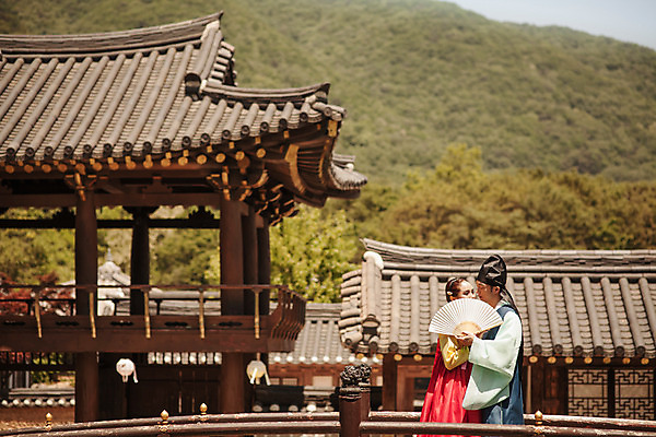 포토 JPG 주간 한국전통 커플 여자 남자 데이트 한국건축 키스 서기 들기 상반신 20대 성인 야외 두명 앞모습 다정 한국인 부채 한복 조선시대 과거 도령 나무다리 아씨 성인만 사극 국내포토 자연요소 전통 건축 뷰포인트 컨셉 관계 모션 한국 사람 동양인 청년 다리_건축물 역사 전통의상 애정표현 신분 파일형식