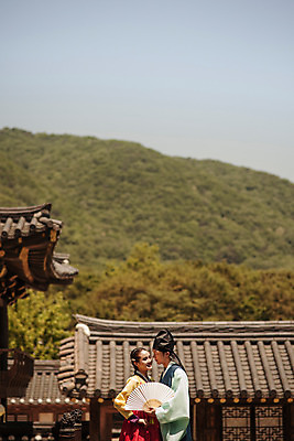 포토 JPG 주간 한국전통 커플 여자 남자 데이트 한국건축 키스 서기 미소 들기 상반신 20대 성인 야외 두명 옆모습 다정 한국인 부채 한복 조선시대 과거 도령 아씨 성인만 사극 국내포토 자연요소 전통 건축 뷰포인트 컨셉 관계 모션 한국 표정 사람 동양인 청년 역사 전통의상 애정표현 신분 파일형식