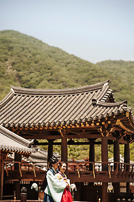 포토 JPG 주간 한국전통 커플 여자 남자 데이트 한국건축 사랑 서기 미소 상반신 20대 성인 야외 두명 옆모습 다정 한국인 한복 조선시대 과거 백허그 도령 아씨 성인만 사극 국내포토 자연요소 전통 건축 감정 뷰포인트 컨셉 관계 모션 포옹 한국 표정 사람 동양인 청년 역사 전통의상 신분 파일형식