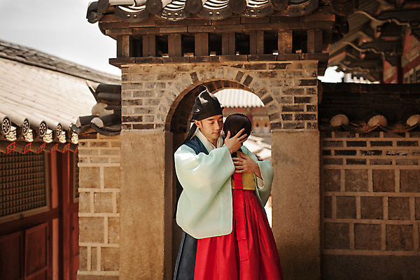 포토 JPG 주간 한국전통 커플 여자 남자 데이트 한국건축 포옹 사랑 서기 상반신 20대 성인 야외 두명 앞모습 뒷모습 다정 한국인 한복 조선시대 과거 댕기머리 도령 아씨 성인만 사극 국내포토 자연요소 전통 헤어스타일 건축 감정 뷰포인트 컨셉 관계 안기 모션 한국 사람 동양인 청년 역사 전통의상 신분 파일형식