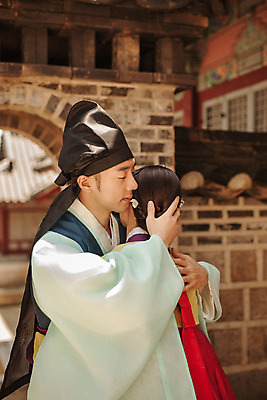 포토 JPG 주간 한국전통 커플 여자 남자 데이트 한국건축 포옹 사랑 서기 상반신 20대 성인 야외 두명 옆모습 다정 한국인 한복 조선시대 과거 도령 아씨 성인만 사극 국내포토 자연요소 전통 건축 감정 뷰포인트 컨셉 관계 안기 모션 한국 사람 동양인 청년 역사 전통의상 신분 파일형식