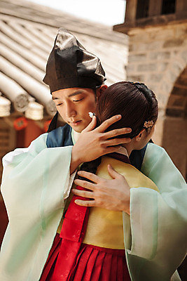 포토 JPG 주간 한국전통 커플 여자 남자 데이트 한국건축 포옹 사랑 상반신 20대 성인 야외 두명 앞모습 뒷모습 다정 한국인 한복 조선시대 과거 댕기머리 도령 아씨 성인만 사극 국내포토 자연요소 전통 헤어스타일 건축 감정 뷰포인트 컨셉 관계 안기 한국 사람 동양인 청년 역사 전통의상 신분 파일형식