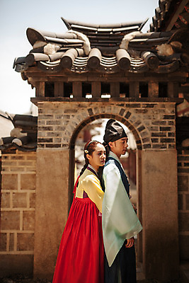 포토 JPG 주간 한국전통 커플 여자 남자 데이트 한국건축 사랑 서기 상반신 20대 성인 야외 두명 옆모습 다정 한국인 한복 조선시대 과거 댕기머리 백허그 도령 아씨 성인만 사극 국내포토 자연요소 전통 헤어스타일 건축 감정 뷰포인트 컨셉 관계 모션 포옹 한국 사람 동양인 청년 역사 전통의상 신분 파일형식