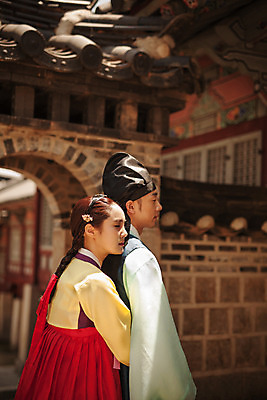 포토 JPG 주간 한국전통 커플 여자 남자 데이트 한국건축 사랑 서기 상반신 20대 성인 야외 두명 옆모습 다정 한국인 한복 조선시대 과거 댕기머리 백허그 도령 아씨 성인만 사극 국내포토 자연요소 전통 헤어스타일 건축 감정 뷰포인트 컨셉 관계 모션 포옹 한국 사람 동양인 청년 역사 전통의상 신분 파일형식