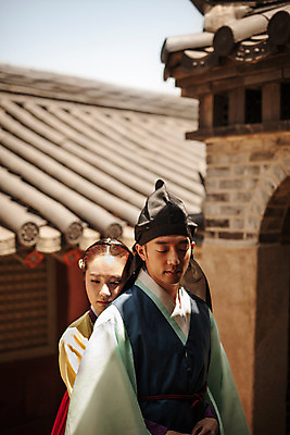 포토 JPG 주간 한국전통 커플 여자 남자 데이트 한국건축 사랑 서기 상반신 20대 성인 야외 두명 앞모습 다정 한국인 한복 조선시대 과거 백허그 도령 아씨 성인만 사극 국내포토 자연요소 전통 건축 감정 뷰포인트 컨셉 관계 모션 포옹 한국 사람 동양인 청년 역사 전통의상 신분 파일형식