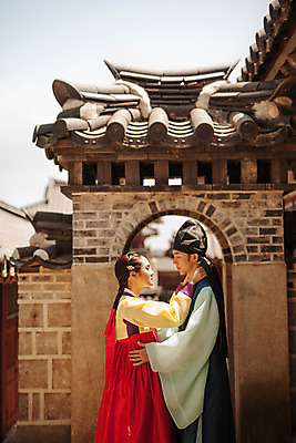 포토 JPG 주간 한국전통 커플 여자 남자 데이트 한국건축 사랑 서기 상반신 20대 성인 야외 두명 옆모습 마주보기 다정 한국인 한복 조선시대 과거 도령 아씨 성인만 사극 국내포토 자연요소 전통 건축 감정 뷰포인트 컨셉 관계 모션 한국 사람 동양인 청년 역사 전통의상 신분 파일형식