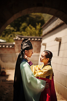 포토 JPG 주간 한국전통 커플 여자 남자 데이트 한국건축 사랑 서기 상반신 20대 성인 야외 두명 옆모습 마주보기 다정 한국인 한복 조선시대 과거 도령 아씨 성인만 사극 국내포토 자연요소 전통 건축 감정 뷰포인트 컨셉 관계 모션 한국 사람 동양인 청년 역사 전통의상 신분 파일형식