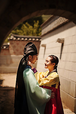 포토 JPG 주간 한국전통 커플 여자 남자 데이트 한국건축 사랑 서기 미소 상반신 20대 성인 야외 두명 옆모습 마주보기 다정 한국인 한복 조선시대 과거 도령 아씨 성인만 사극 국내포토 자연요소 전통 건축 감정 뷰포인트 컨셉 관계 모션 한국 표정 사람 동양인 청년 역사 전통의상 신분 파일형식