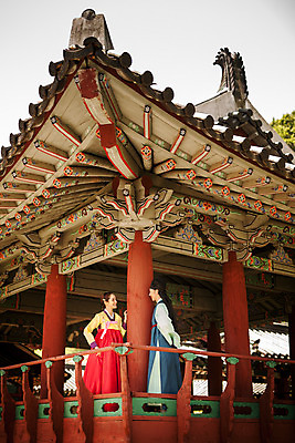 포토 JPG 주간 전신 한국전통 커플 여자 남자 데이트 한국건축 사랑 서기 20대 성인 야외 두명 옆모습 마주보기 다정 한국인 한복 조선시대 정자 과거 도령 아씨 성인만 사극 국내포토 자연요소 전통 건축물 건축 감정 뷰포인트 컨셉 관계 모션 한국 사람 동양인 청년 역사 전통의상 신분 파일형식