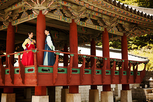 포토 JPG 주간 전신 한국전통 커플 여자 남자 데이트 한국건축 사랑 서기 20대 성인 야외 두명 옆모습 마주보기 다정 한국인 한복 조선시대 정자 과거 도령 아씨 성인만 사극 국내포토 자연요소 전통 건축물 건축 감정 뷰포인트 컨셉 관계 모션 한국 사람 동양인 청년 역사 전통의상 신분 파일형식