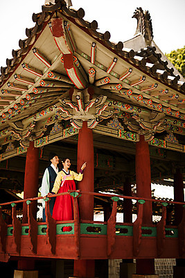 포토 JPG 주간 전신 한국전통 커플 응시 여자 남자 데이트 한국건축 사랑 서기 20대 성인 야외 두명 옆모습 다정 한국인 한복 조선시대 정자 과거 도령 아씨 성인만 사극 국내포토 자연요소 전통 건축물 시선 건축 감정 뷰포인트 컨셉 관계 모션 한국 사람 동양인 청년 역사 전통의상 신분 파일형식