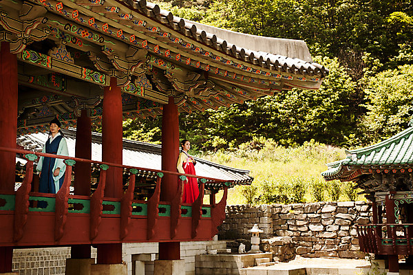 포토 JPG 주간 전신 한국전통 커플 여자 남자 데이트 한국건축 사랑 서기 20대 성인 야외 두명 옆모습 다정 한국인 한복 조선시대 정자 과거 도령 아씨 성인만 사극 국내포토 자연요소 전통 건축물 건축 감정 뷰포인트 컨셉 관계 모션 한국 사람 동양인 청년 역사 전통의상 신분 파일형식