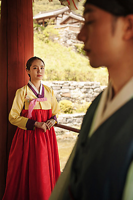 포토 자연요소 한국전통 전통 건축물 시선 건축 뷰포인트 컨셉 관계 모션 한국 사람 동양인 청년 역사 전통의상 신분 파일형식 커플 응시 서기 데이트 정자 옆모습 상반신 앞모습 두명 남자 여자 한복 조선시대 20대 성인 JPG 한국인 주간 야외 과거 한국건축 사극 아씨 도령 성인만 국내포토