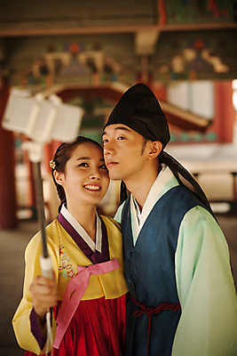 포토 JPG 주간 한국전통 커플 여자 남자 데이트 한국건축 사랑 서기 미소 들기 상반신 20대 성인 야외 두명 앞모습 다정 한국인 한복 셀프카메라 조선시대 퓨전 정자 과거 도령 셀카봉 아씨 성인만 사극 국내포토 자연요소 전통 건축물 건축 감정 뷰포인트 컨셉 관계 모션 한국 표정 사람 동양인 청년 사진촬영 역사 전통의상 신분 파일형식