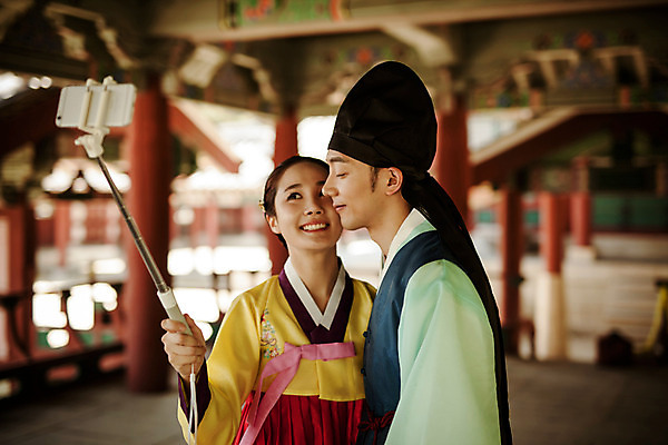 포토 JPG 주간 한국전통 커플 여자 남자 데이트 한국건축 사랑 서기 미소 들기 상반신 20대 성인 야외 두명 앞모습 다정 한국인 한복 셀프카메라 조선시대 퓨전 정자 과거 도령 셀카봉 아씨 성인만 사극 국내포토 자연요소 전통 건축물 건축 감정 뷰포인트 컨셉 관계 모션 한국 표정 사람 동양인 청년 사진촬영 역사 전통의상 신분 파일형식