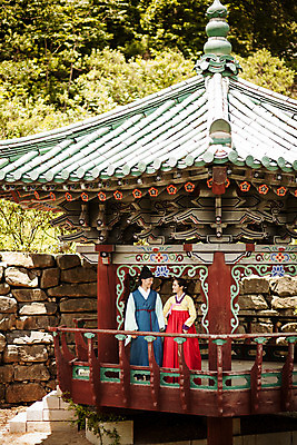 포토 자연요소 한국전통 전통 건축물 건축 뷰포인트 컨셉 관계 모션 한국 표정 사람 동양인 청년 역사 전통의상 신분 파일형식 한복 조선시대 20대 성인 JPG 한국인 주간 야외 사극 과거 한국건축 손잡기 앞모습 커플 데이트 다정 서기 전신 두명 남자 여자 정자 아씨 도령 미소 성인만 국내포토